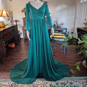 Prom Dress Emerald green size S. Flowy, long hemline